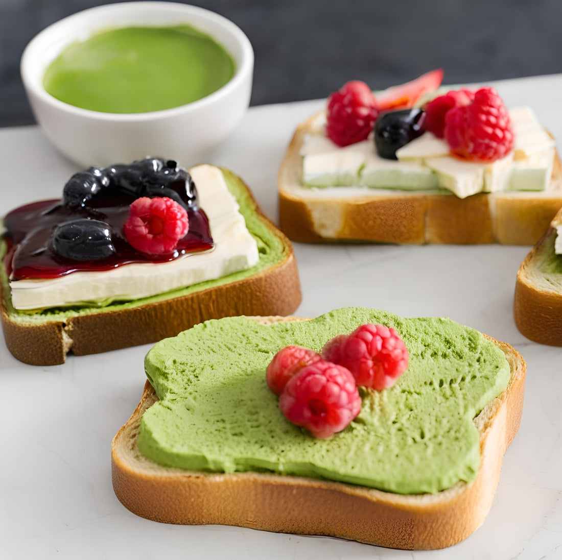 Tostadas de queso crema con matcha y mermelada