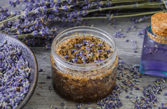 tarro de exfoliante natural con hojas de lavanda y té a granel