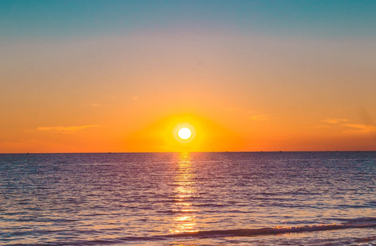 un atardecer en la playa