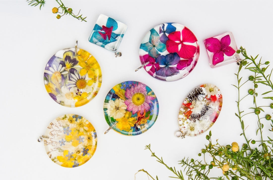 Hielos hechos con flores comestibles de distintos colores